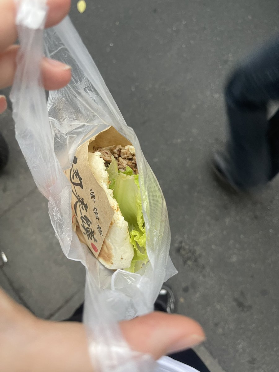 SilverMoonYY's tweet photo. 这是我在杭州吃过最美味的十块钱的食物
肉夹馍阿姨我喜欢你🫶🏻 https://t.co/xKlUoqmiUM