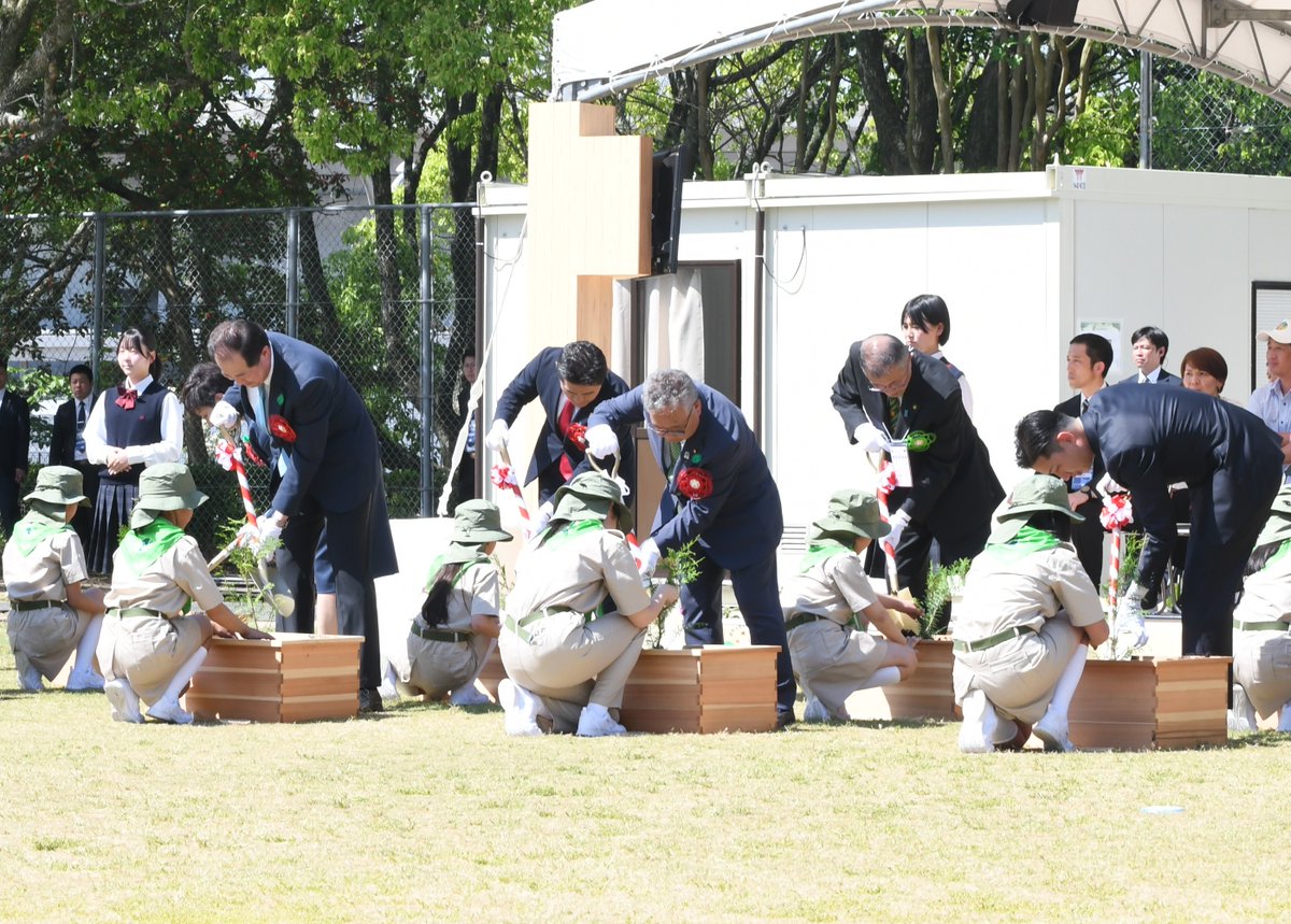 harasyundesu's tweet photo. 先日、愛媛県で60年ぶり(前回開催：1966年)の植樹祭でした。
天皇皇后両陛下を松山市議会議長として空港でのお迎えお見送りのお役を頂き、写真のとおりカチカチ直立不動の感謝と緊張の一日でした。
植樹祭へ参列・沿道でお迎え頂きました皆様、関係者の皆様に心から感謝申し上げます。 https://t.co/vBSNniSJk5