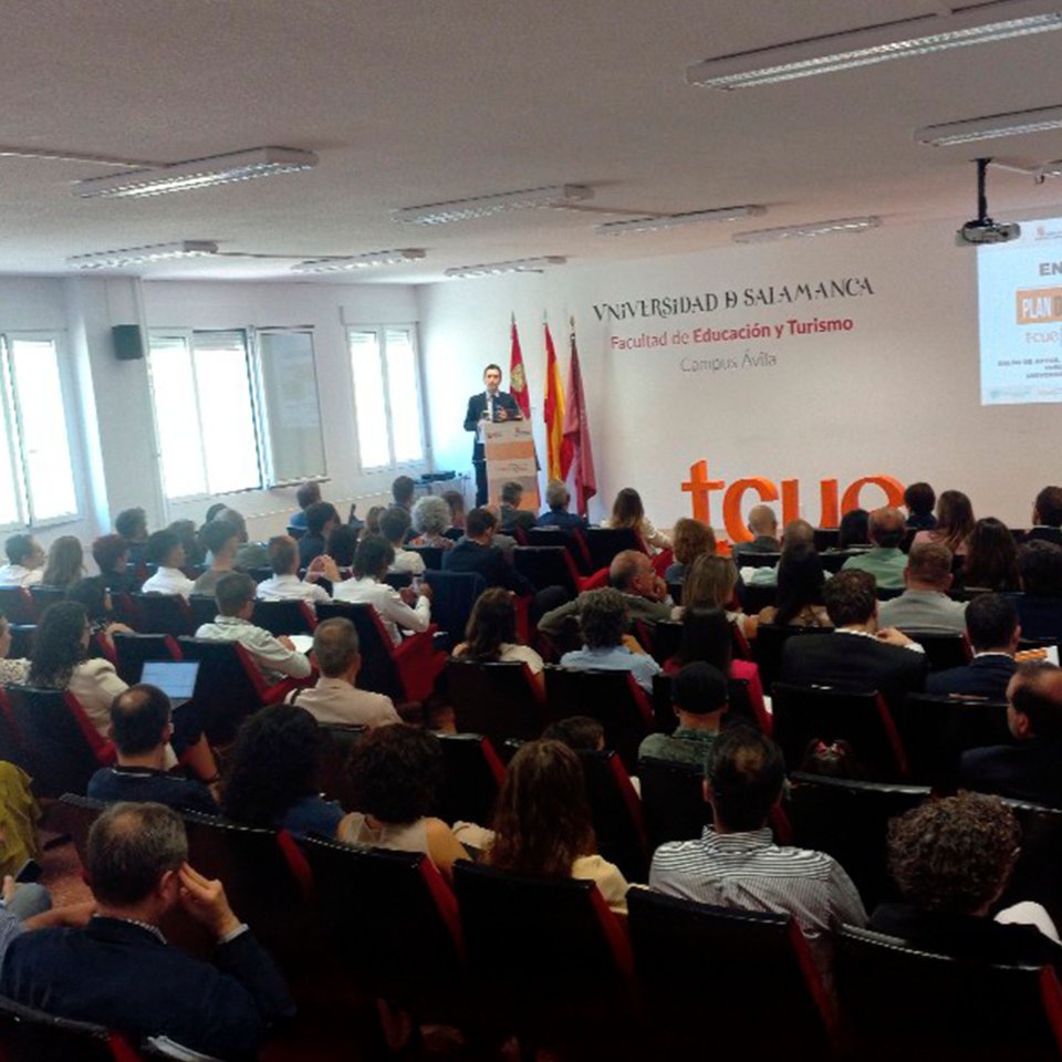 usal's tweet photo. Triple reconocimiento a la innovación y transferencia tecnológica en la USAL 🏆🏆🏆

En diferentes concursos del Plan TCUE 2025 la USAL ha obtenido tres premios, una muestra de nuestro compromiso con la investigación aplicada y el emprendimiento científico.

Estos son los proyectos galardonados:

🔸 Proyecto LENTISTAB, enfocado en la liofilización de vectores lentivirales para terapia e investigación 🥈 2º Premio Desafío Universidad-Empresa

🔸 Proyecto de impresión 3D cerámica con materiales sostenibles (Grupo MACOIN) 🥉 3º Premio Desafío Universidad-Empresa

🔸 Proyecto RareBio Tech 🚀 Finalista Iniciativa Campus Emprendedor

La ceremonia de entrega tendrá lugar el próximo 5 de junio en la @EPSZ_USAL.

👏 Enhorabuena a todos.

➡️ https://t.co/KXfXt8Ukc2