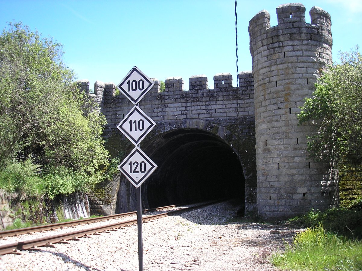 ADuero's tweet photo. Entre la primera foto y las siguientes, de hace justo 20 años, en la salida del túnel de Somosierra de la línea de FFCC Madrid-Aranda-Burgos, hay unos pocos segundos y un cambio de baterías en la cámara.
#LeyDeMurphi 
#ReaperturaTrenDirectoYA https://t.co/hzCr5MkDhD