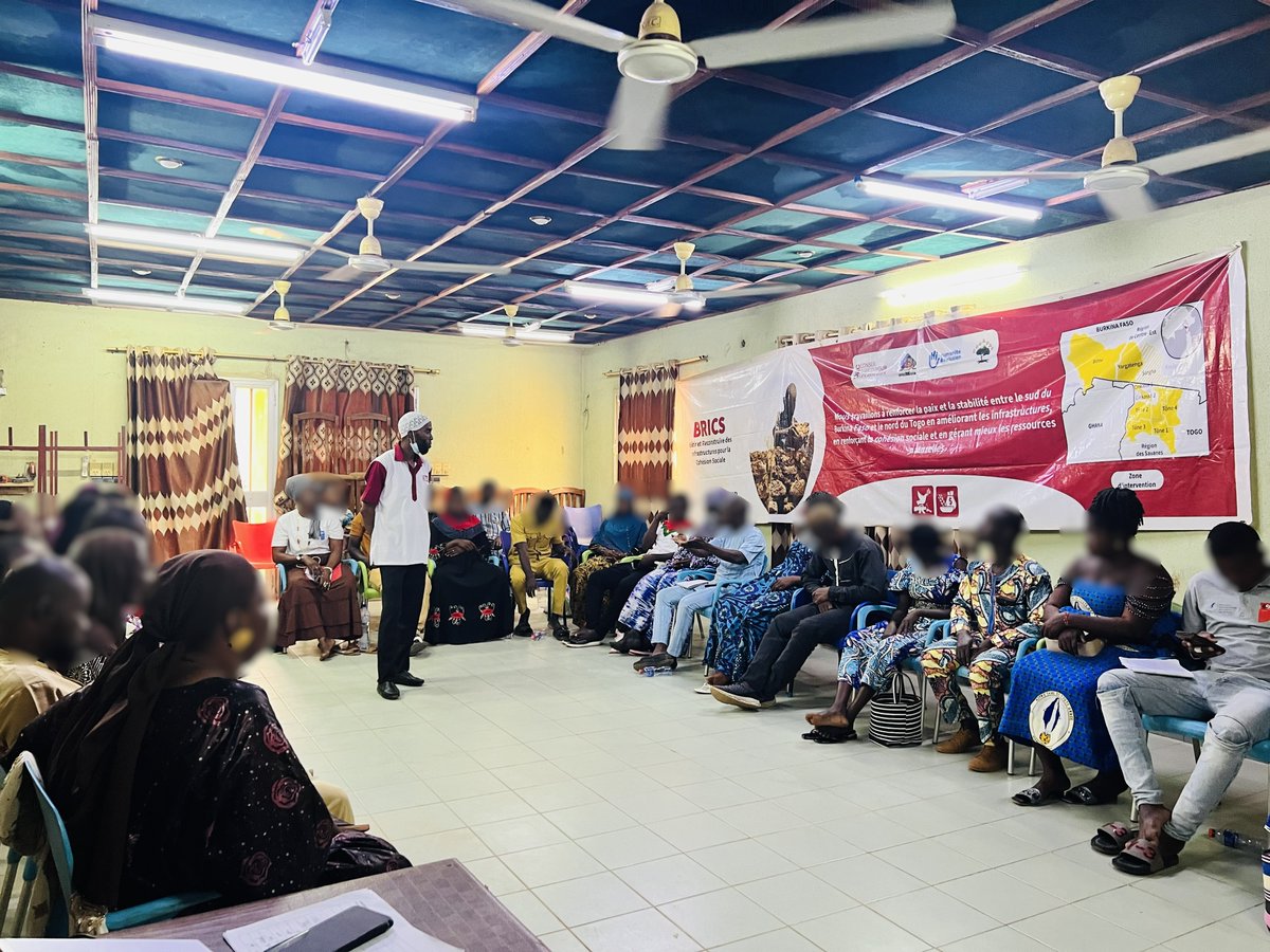 drcwestafrica's tweet photo. BRICS : Jeunes de Cinkansé (Burkina Faso & Togo) engagés dans un dialogue transfrontalier sur leur rôle dans la prévention et la gestion des tensions liées à la transhumance. Projet financé par @PatripStiftung avec @HI_federation pour la cohésion sociale. #paix #stabilisation https://t.co/uZ4Y2xrLgN