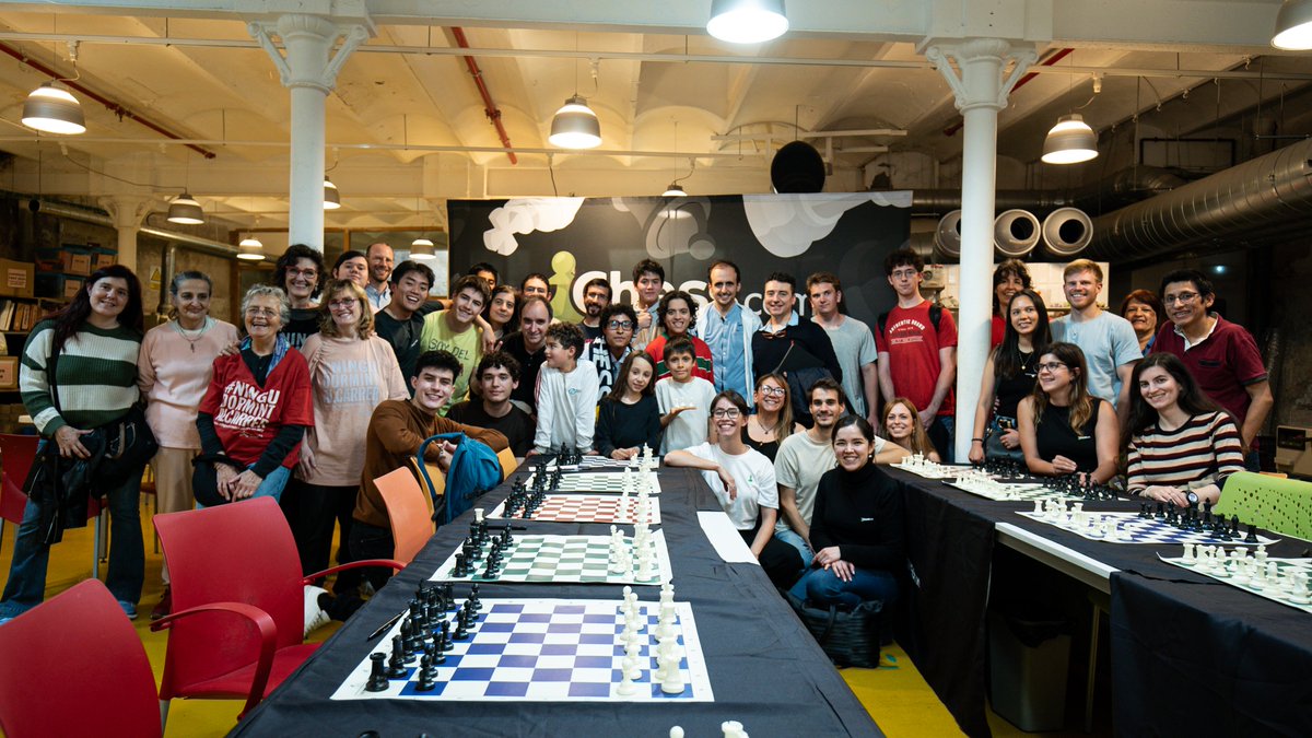 IsaGeller's tweet photo. Desde @chesscom seguimos trabajando con organizaciones que tienen un impacto positivo en nuestra sociedad. Con motivo de la Festa Major del Barri Gòtic y de la mano de @ArrelsFundacio, organizamos una partida simultánea con @AlvarAlonso https://t.co/wTYuLUoKJM