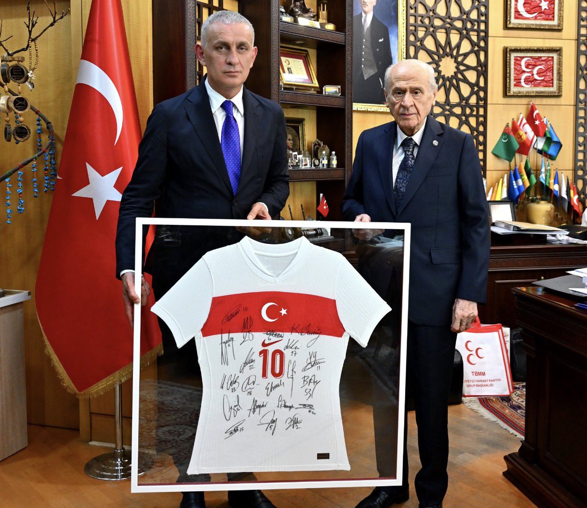 bizadanaliyik's tweet photo. Devlet Bahçeli'den TFF Başkanı Hacıosmanoğlu'na: 

"Ligi tescil etmeyin. Bu kadar bahis, şike olan ortamda takımlar küme düşmesin. 21 futbol kulübüyle yola devam edilsin." https://t.co/Pz2WqebaXI