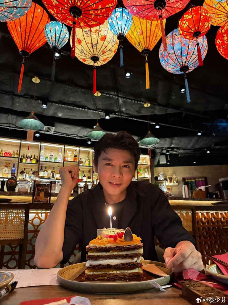 LABBIT_REMM's tweet photo. 張晉、生日快樂🥳
マックスチャンさんお誕生日おめでとうございます🎉🎈
52歳ってどういうことなんだろう…可愛い…ずーっとエイダさんと仲良しで最高です🫶あなたの幸せは私たちの幸せ🥺
日本でも出演作が観られますように…！！

https://t.co/0HG57B5RD4 https://t.co/72bJhpaBLI