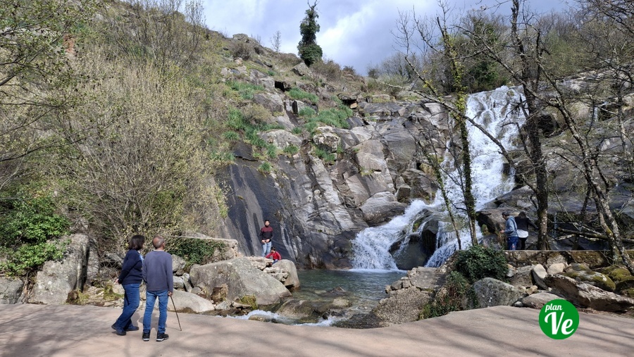 planvex's tweet photo. La cascada El Calderón en el Valle del Jerte bien merece un agradable paseo entre árboles, fuentes y helechos. Es una de las cascadas más desconocidas y con más encanto.

https://t.co/mGXA25uktP

#Extremadura  #naturaleza #cascadas #Piornal https://t.co/jRHR8oykT7