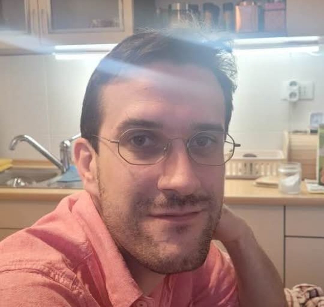 DrzavljankaS's tweet photo. Kakšna pošast moraš biti, da organiziraš in izvedeš uničevanje spoštljivega spomina na nedolžne žrtve? Takale. Aleš Gaber, naj vas bo sram! DELI! https://t.co/nf7QF3JKjJ