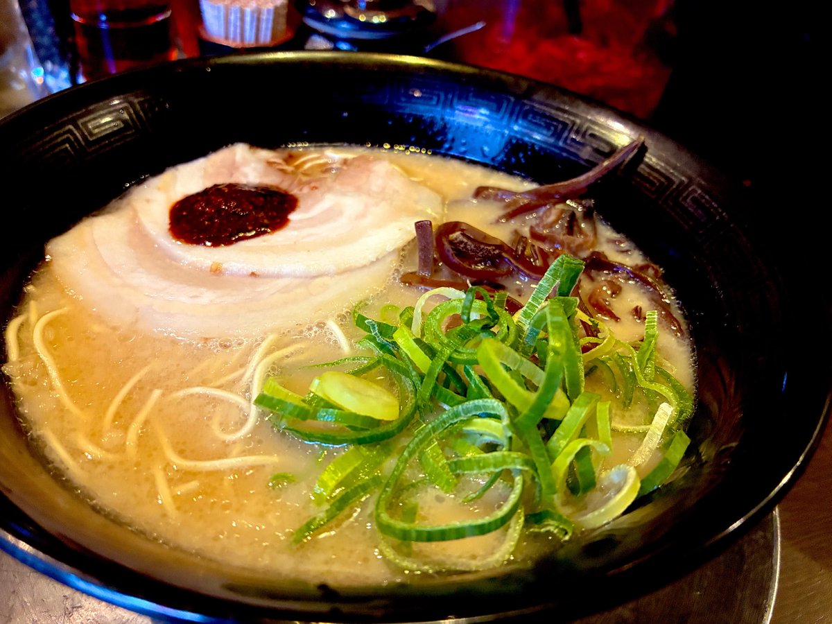 furu_17's tweet photo. 一竜 西新宿店
とんこつラーメン
たまに食べたくなる、とんこつ🐷
ちょうど替玉20円セール中と…誘惑に負けて替玉2回💪
先日行った息子の野球体験📷付添娘⚾️
ごちそうさまでした。
2026年 35杯目
#一竜 #新宿 #西新宿 #とんこつラーメン #博多ラーメン #ラーメン #替玉 #少年野球 #家族の時間 https://t.co/Xa8Z0xPXI3