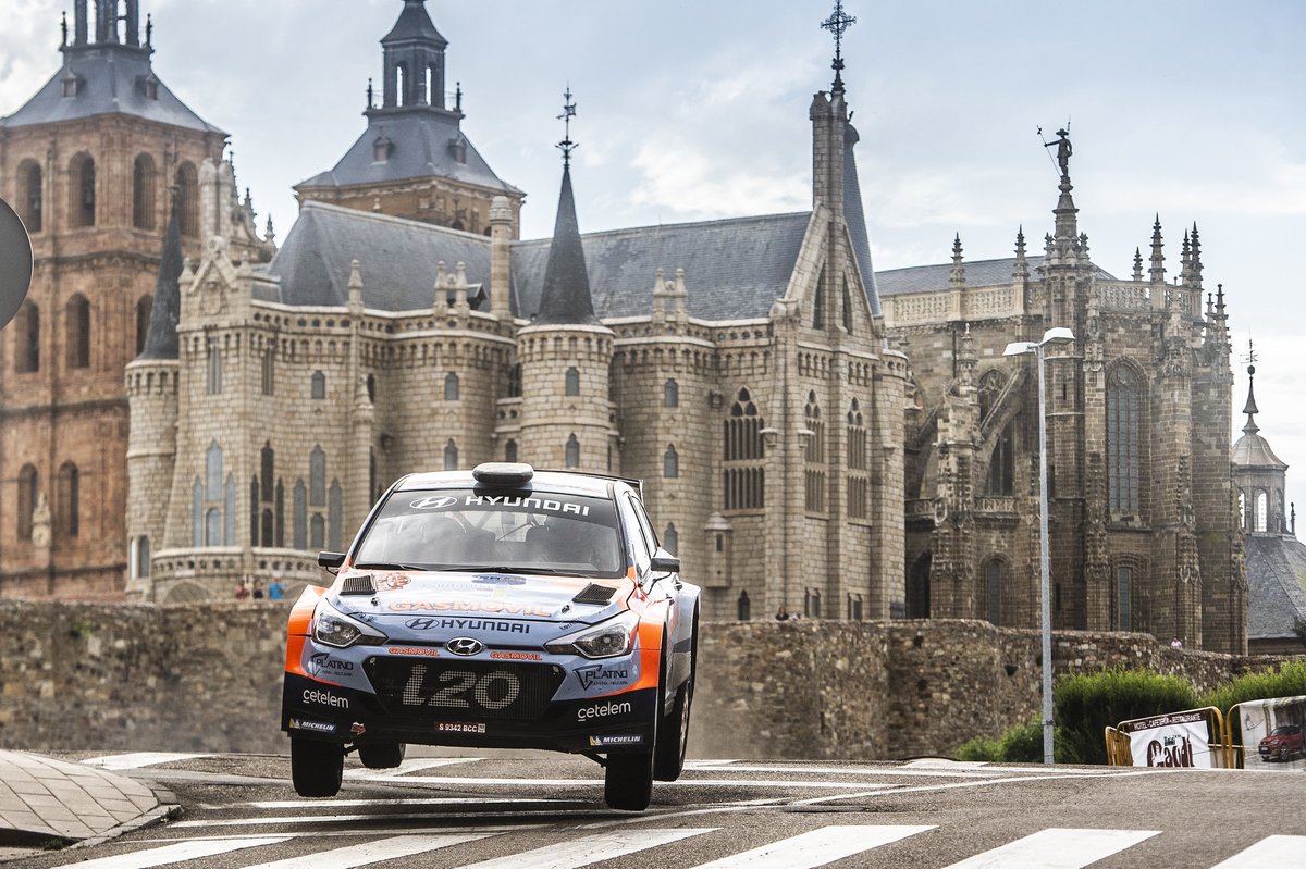 RallyeReinoLeon's tweet photo. Cada año nos gusta traer novedades al Rallye Reino de León y que Casa Botines sea la protagonista del cartel de esta edición no es casualidad 👀
¿Sabes en qué otro punto de la provincia Antoni Gaudí dejó constancia de su talento?
Por aquí va una pista… ⛪😉

#RallyeReinoLeon https://t.co/wMKGM4gAUh