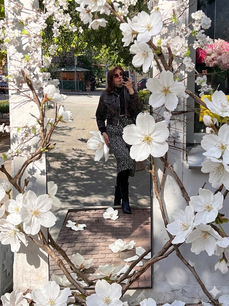 mari___yaaaa's tweet photo. @alenkeii К уличному зеркалу с цветами добавила промт) https://t.co/BQhePyzImp