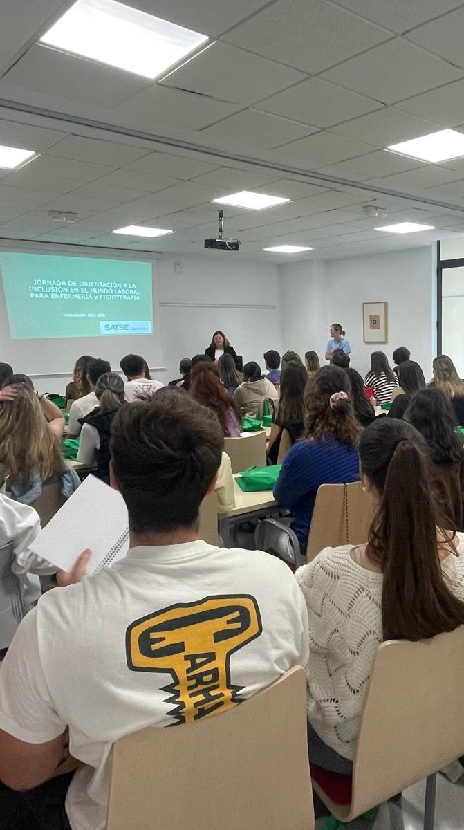 SatseCantabria's tweet photo. 🟩  Recibimos la visita de los alumnos de 4º #enfermeria  y #Fisioterapia para aprender cómo funciona el SCS cómo acceder a las listas de contratación, baremos, normativa relevante...
Recordaros que, cuando terminéis la carrera, podeis pasar por nuestras secciones sindicales https://t.co/fEHCH9owak