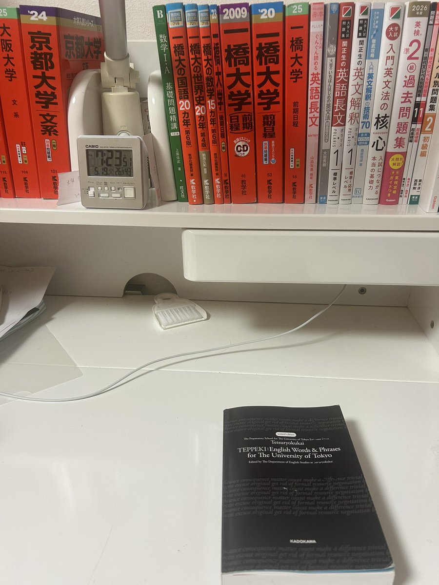 daidai620's tweet photo. 高1です！デスク、というか勉強机ですね。パソコンはまだ持ってなくて、アナログに生きてます(紙とペン)親戚から志望校の赤本パクったので毎日それでモチベ保ってます笑花芽さんのa asmr聴きながら突っ伏してるのは秘密です……笑
#みてみてデスク https://t.co/tkVbwR1Wu4
