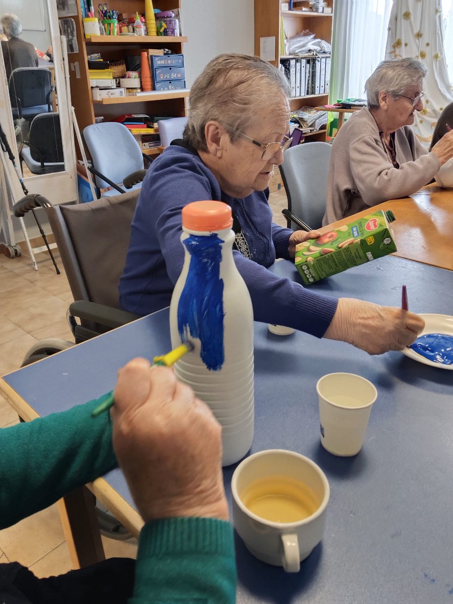 ResVirgenBustar's tweet photo. ♻️ ¡Nuestros mayores cuidan del planeta! En la Residencia Virgen del Bustar hemos hecho un taller de reciclaje para concienciar sobre la sostenibilidad. 🌍
✨Demuestran que nunca es tarde para dar ejemplo y cuidar nuestro entorno. ¡Orgullo de residentes! 💪💚

#ResidenciasClece https://t.co/qiMQHSxlR2