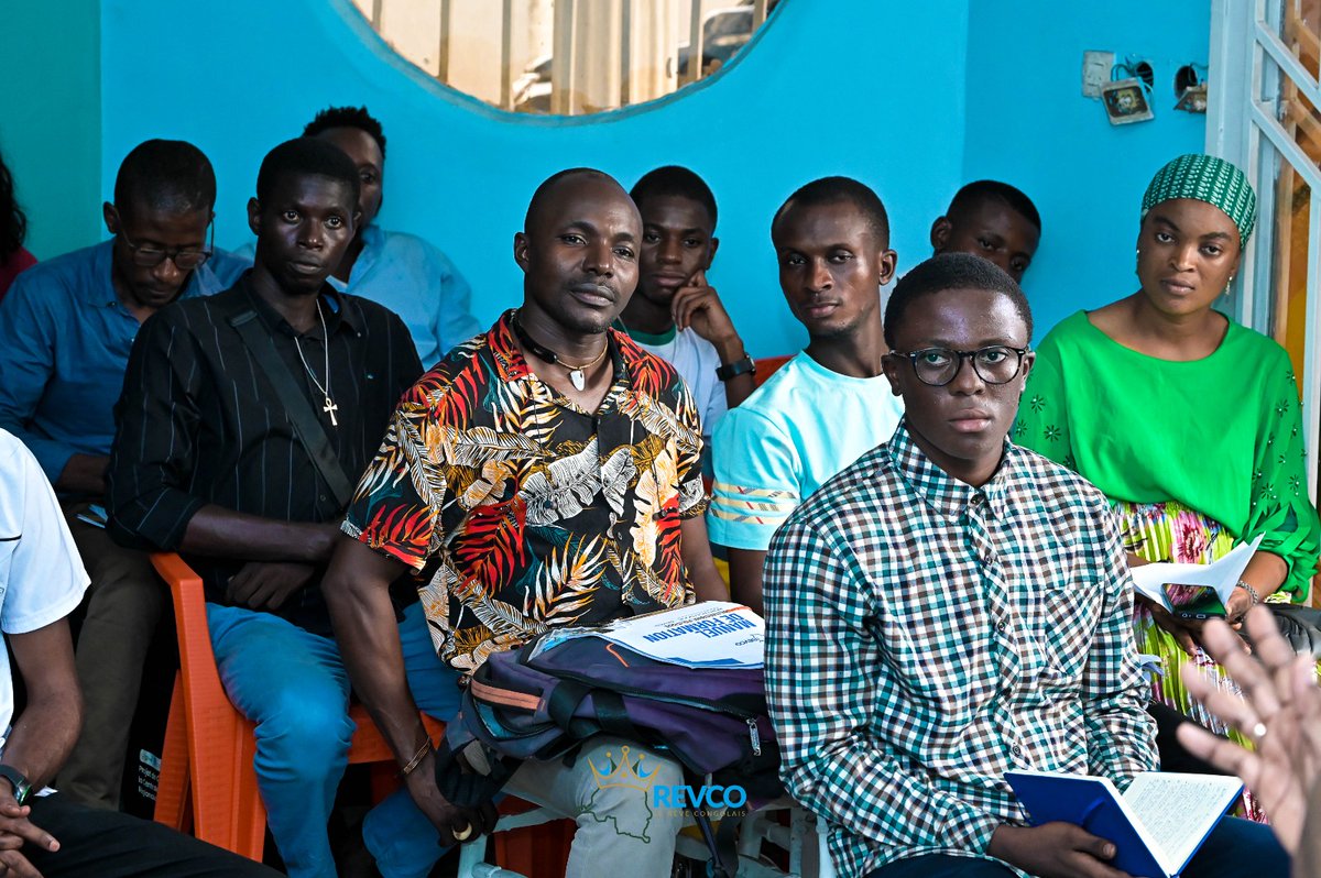 Revco_rdc's tweet photo. École du Parti REVCO : La jeunesse S'affirme dès le jour 2 de la formation

Le samedi 16 mai 2026, le siège national du REVCO a accueilli la deuxième journée de formation sur le militantisme politique, marquée par un nombre important des jeunes.

La leçon du Président : l'architecte du Rêve Congolais, le Président national du parti, Fanfan MANSIANTIMA NDEFI, a dispensé une leçon magistrale. Il a redéfini le militantisme comme un engagement rigoureux basé sur la loyauté, la discipline et l'action concrète, invitant l'auditoire à devenir des acteurs du changement.

L'éveil des jeunes : Inspirée par ce discours, la jeunesse du REVCO a activement pris le relais. Les jeunes militants ont multiplié les interventions pertinentes et affiché une ferveur patriotique vibrante.

Rejoignez cette dynamique, entrez dans la danse et ensemble, assurons la grandeur du Congo.