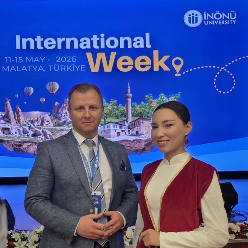 uth_warszawa's tweet photo. Dziekan Wydziału Zarządzania i Logistyki UTH dr @GrzegorzMathea podczas #InternationalWeek w tureckim @inukurumsal 🌐🇹🇷 Inspirujące prezentację, wymiana doświadczeń i współpraca międzynarodowa 🤝 #internationalization #university #UTH #Turkey https://t.co/pBmwg441lV