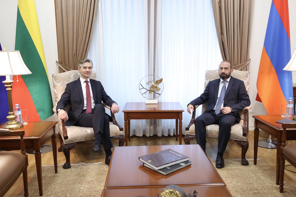 BudrysKestutis's tweet photo. 🇱🇹🇦🇲 Thank you, @AraratMirzoyan #Armenia’s Foreign Minister, for the warm hospitality and excellent visit. Today we focused on deepening our strategic partnership and boosting our political, economic, cultural, and people-to-people contacts.

Armenia’s #EU integration is key to a more secure and prosperous future. #Lithuania firmly supports the European choice of the Armenian people and is ready to share its expertise in implementing reforms, as well as in facilitating EU visa-free travel for 🇦🇲 citizens.