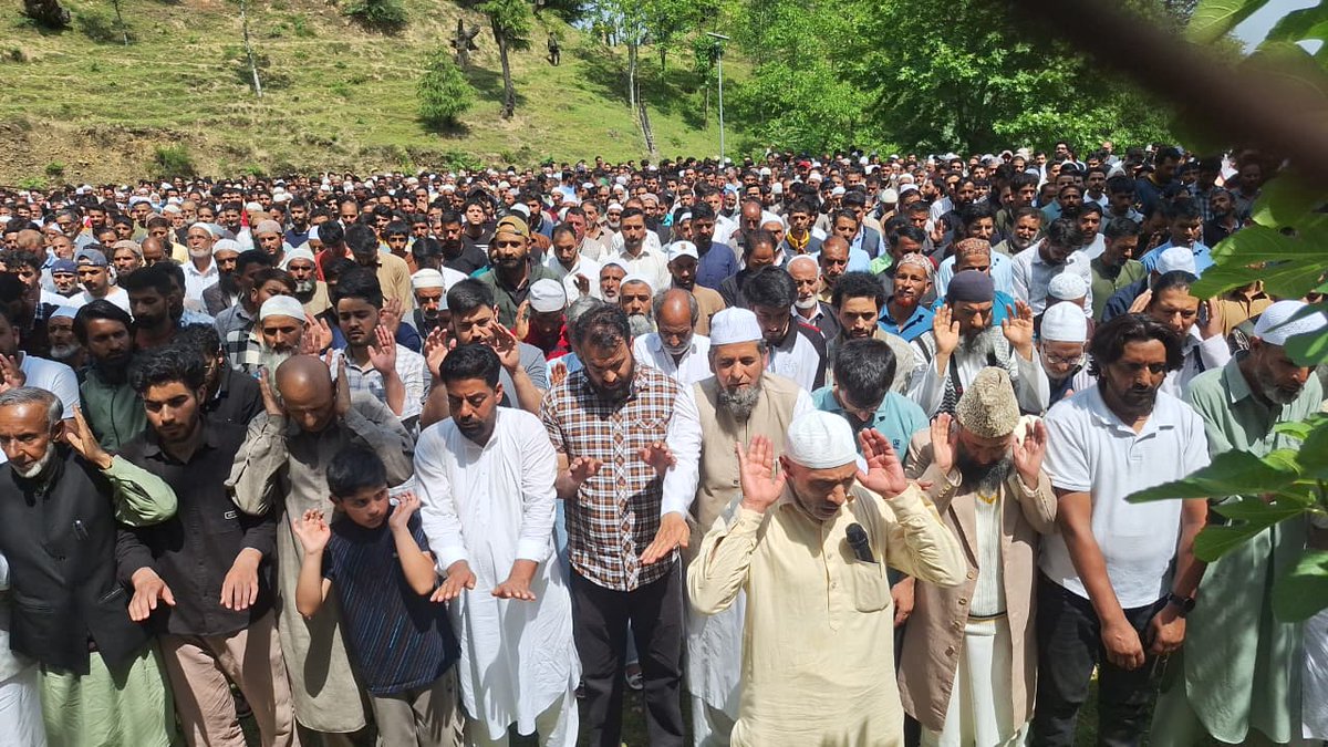 GulistanNewsTV's tweet photo. A large turnout was witnessed in Mawer area of Handwara as people attended the funeral of Er Rashid’s father. MLA Langate Sheikh Khursheed led the prayers, with leaders and locals offering condolences.
@JK_AIP #Handwara #Mawer #ErRashid #Condolences #Kashmir #Funeral #Langate #JammuAndKashmir