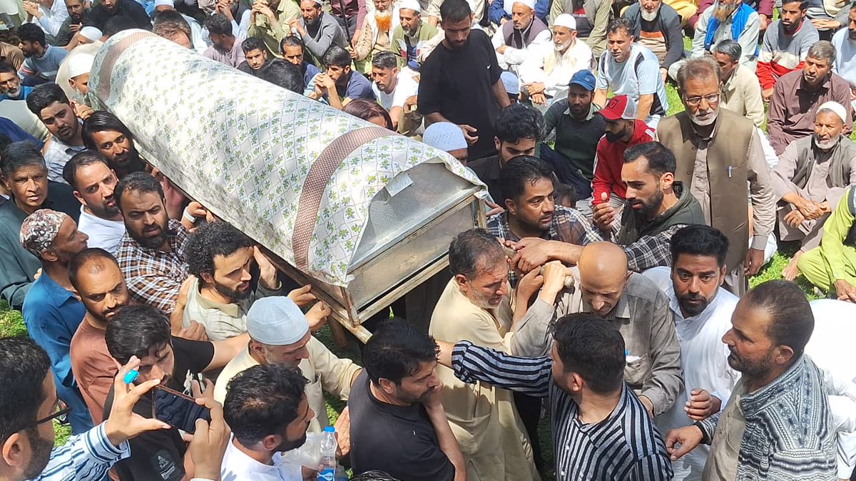 GulistanNewsTV's tweet photo. A large turnout was witnessed in Mawer area of Handwara as people attended the funeral of Er Rashid’s father. MLA Langate Sheikh Khursheed led the prayers, with leaders and locals offering condolences.
@JK_AIP #Handwara #Mawer #ErRashid #Condolences #Kashmir #Funeral #Langate #JammuAndKashmir