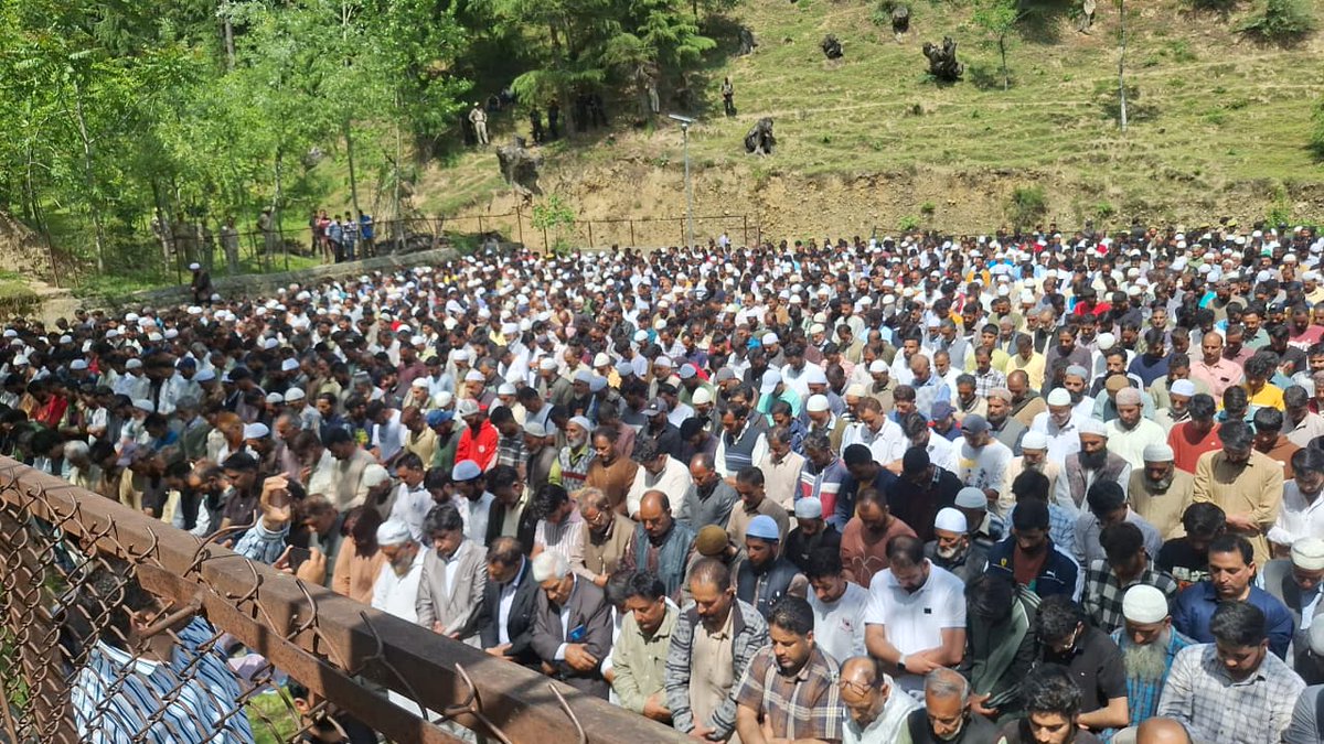 GulistanNewsTV's tweet photo. A large turnout was witnessed in Mawer area of Handwara as people attended the funeral of Er Rashid’s father. MLA Langate Sheikh Khursheed led the prayers, with leaders and locals offering condolences.
@JK_AIP #Handwara #Mawer #ErRashid #Condolences #Kashmir #Funeral #Langate #JammuAndKashmir