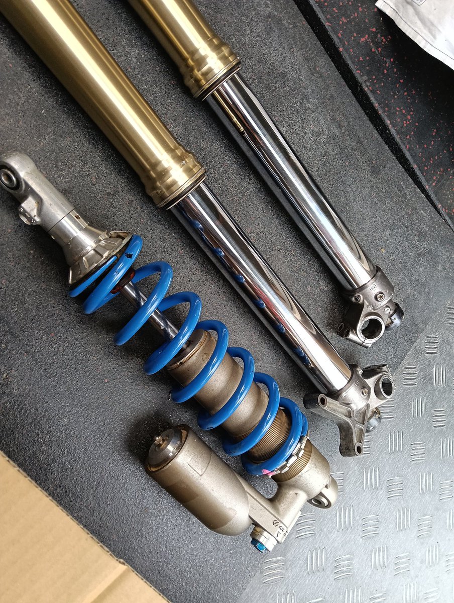zono2wd's tweet photo. 特級呪物みたいになってしまいました💦
マシンにもリフレッシュを🫶

#yz250fx https://t.co/4XfOLi4k6H