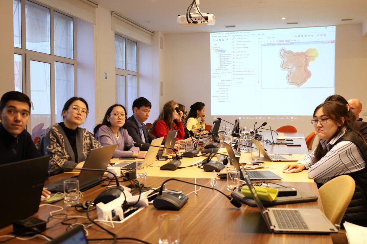 UNDPKAZ's tweet photo. Flood risks are increasing with climate change, making early warning systems more important than ever. 
In Kazakhstan, water professionals joined a 🇯🇵 Japan-funded training on hydrological modeling to strengthen flood forecasting, reservoir operation and coordinated response. https://t.co/3VRbsQU4Cf