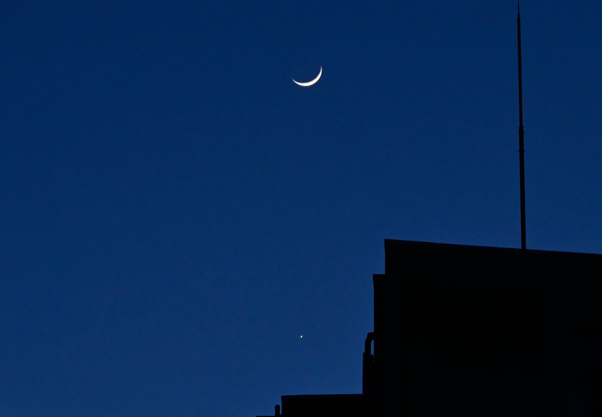 uz110's tweet photo. 今日の日の入り後の西の空。細い月と宵の明星金星が接近。明日の日の入り後は月と木星が接近する模様🌙 https://t.co/KKmZYyCOGU
