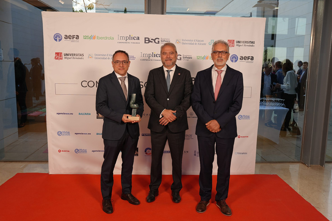 asociacionruvid's tweet photo. 🚀🏆 EMXYS, galardonada en la 35ª edición de los Premios Economía 3, en la categoría Innovación Aeroespacial https://t.co/waHi3HzUnC

Este galardón pone en valor la trayectoria y la capacidad tecnológica de la spin-off del Parque Científico de la UMH. https://t.co/wi3QoFZruD