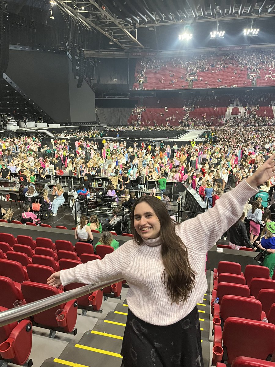 clameetsworld's tweet photo. .@HSHQ my credentials for being picked as a fan photographer for this Saturday in Amsterdam 💗🌸🪩 section 127 needs a camera girl!!! https://t.co/TJSFXs01LH