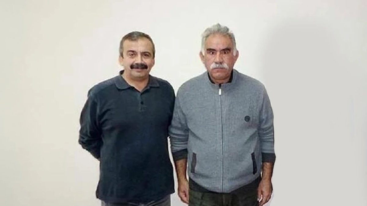 militerenstitu's tweet photo. Bir ülke düşünün

40 binden fazla insanın ölümünden sorumlu tutulan, bebekleri dahi acımasızca katletmiş bir örgütün elebaşına, sözde sanatçı utanmadan ‘baba’ diyor.

Ve sanat camiası onu dışlaması gerekiyorken, ÖRGÜTÇÜLERDEN YANA bir duruş sergiliyor. https://t.co/8RuG1yG5iC