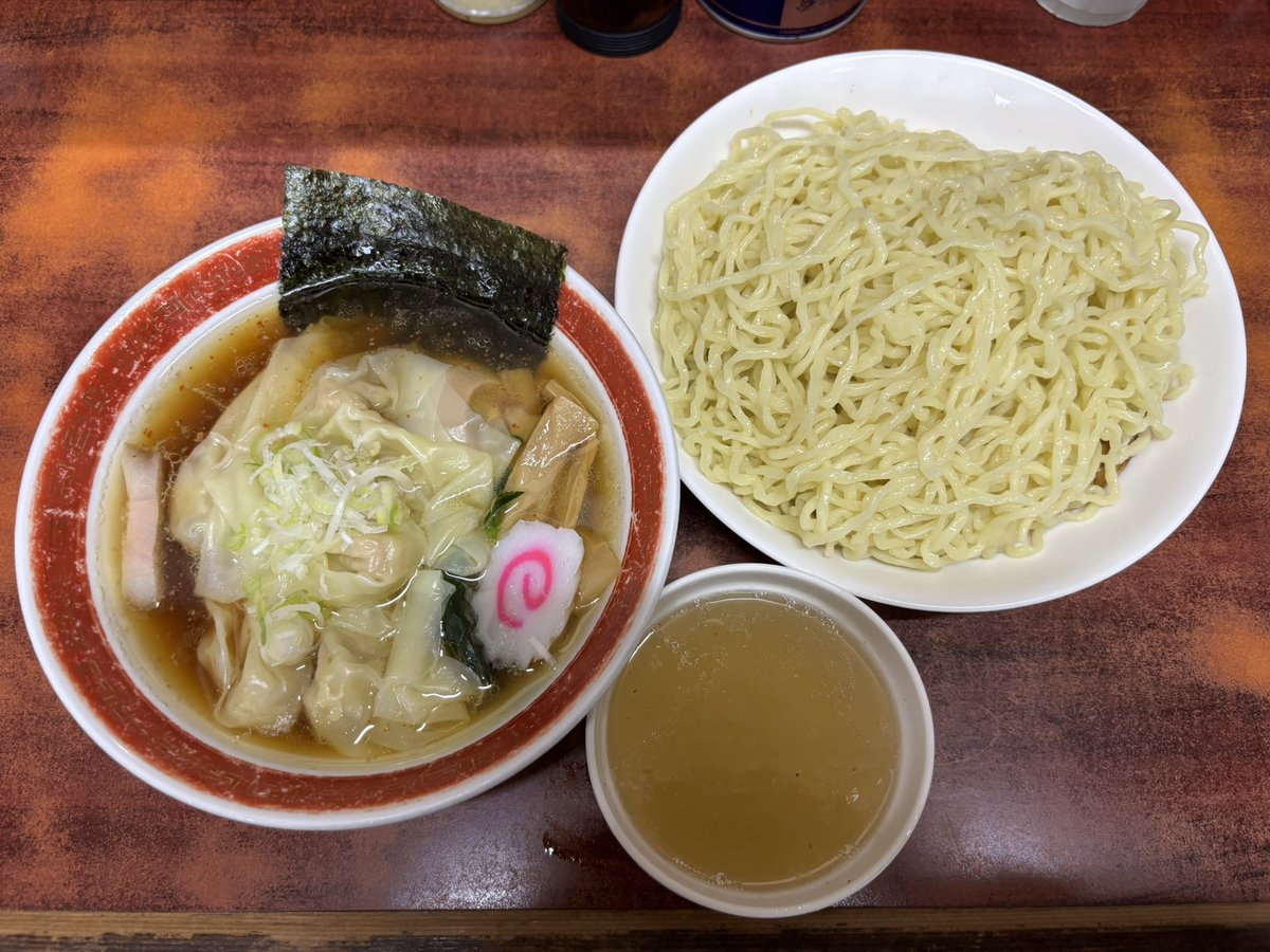 nabonayo2's tweet photo. ラーメン探訪『白河中華そば』仲町台
会津スペシャル(大)

鶏メインの優しいスープ､醤油のキレが抜群で程良い酸味とピリ辛仕上げが後を引く美味さ😊👌鶏豚の多量の刻みチャーシューも旨し👍モチツル雲呑も文句無し💯💯💯手打ちピロピロ麺は流石の喉越し🈵🌈暑い季節にピッタリ､ご馳走様でした🍜🙏🙇‍♀️ https://t.co/VEZgEAS2dK