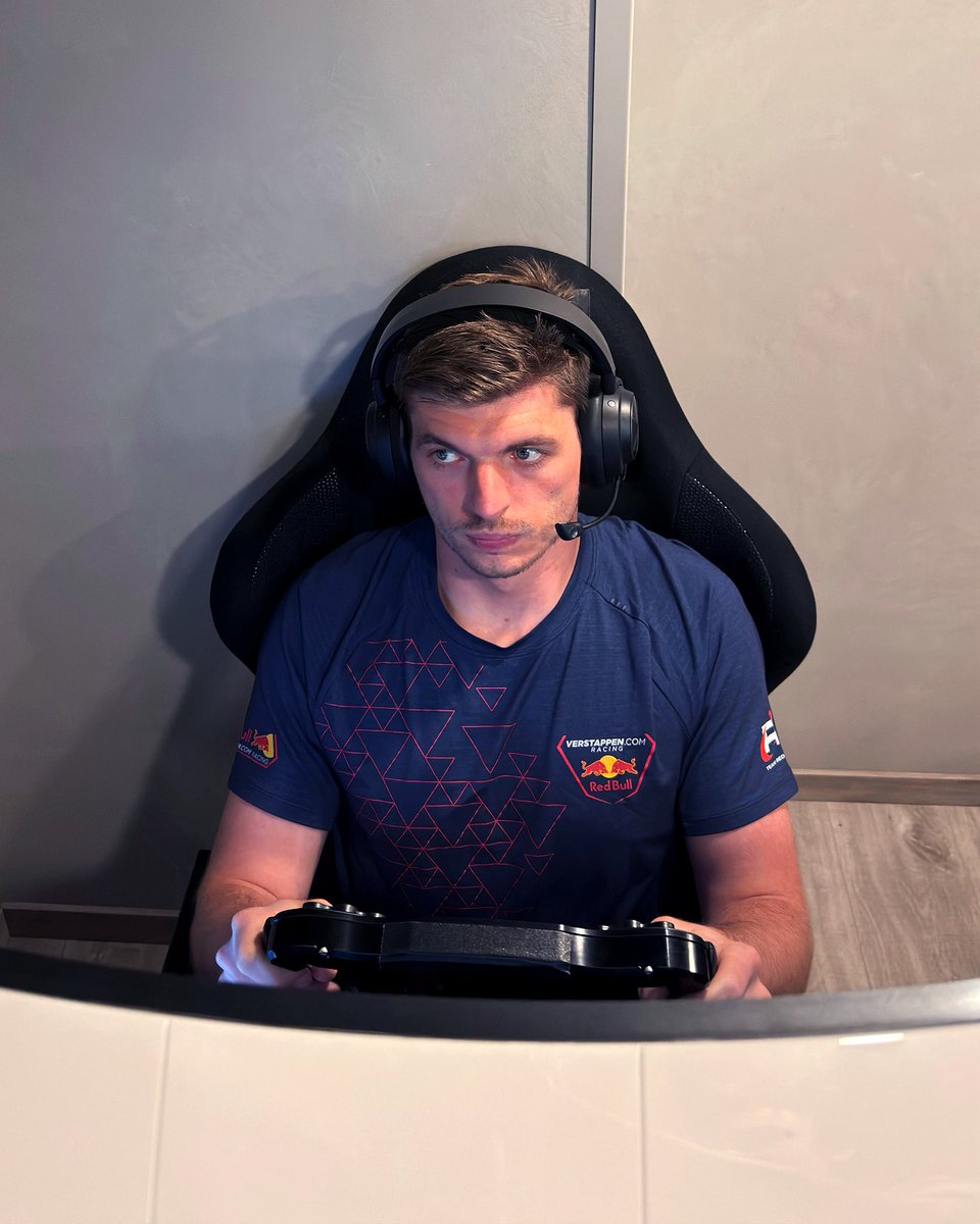 Verstappen Sim Racing tweet media
