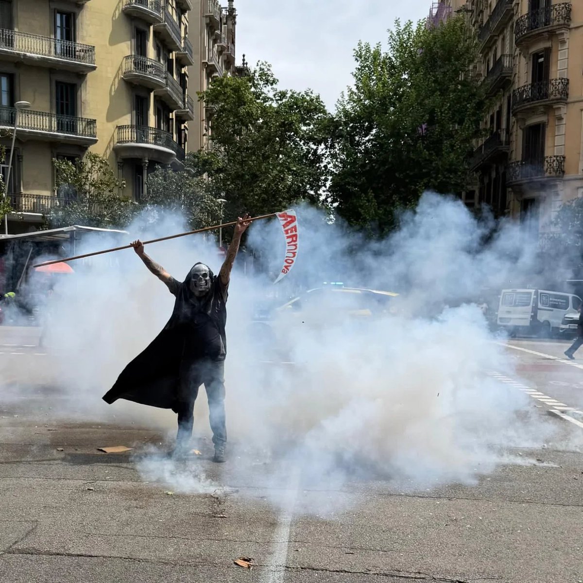 pratllibertari's tweet photo. Imatges de la mobilització de la plantilla de #SerraSoldadura, davant de la delegació del govern espanyol
Demà serà una data clau pels seus 500 treballadors, coincidint amb la imminent subhasta de la filial catalana per part d'#Aennova i el tancament de les negociacions de l'ERO https://t.co/WCeo5JqDq7