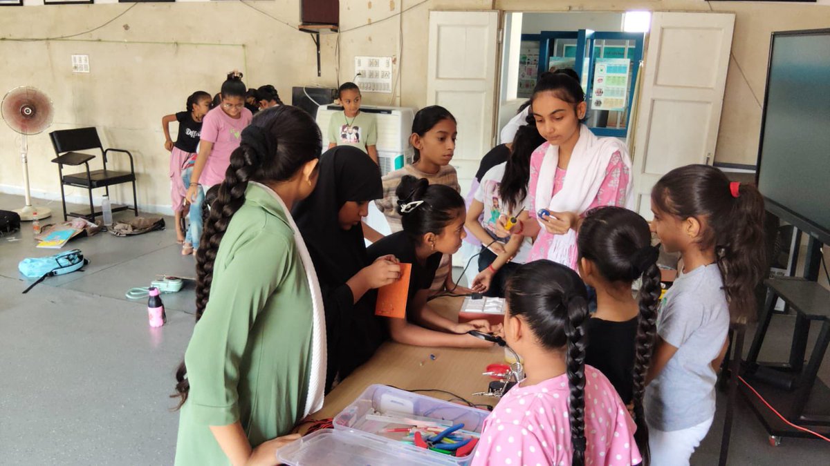 MDhrol's tweet photo. STEM ADVENTURE VACATION CAMP::
Ip lab, dhrol માં સર્કિટ -વાયર જોડાણ કઈ રીતે કરવી? સોલ્ડરિંગ કરતા શીખ્યા, ફ્યુઝ બાંધતા શીખ્યા 
@arjunmodhwadia @EduMinOfGujarat 
@dstGujarat @InfoGujcost @narottamsahoo @dharmesh0506 @MDhrol https://t.co/I6UK016he3