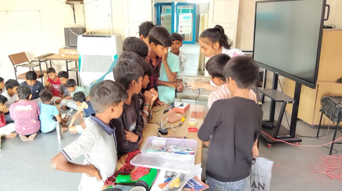 MDhrol's tweet photo. STEM ADVENTURE VACATION CAMP::
Ip lab, dhrol માં સર્કિટ -વાયર જોડાણ કઈ રીતે કરવી? સોલ્ડરિંગ કરતા શીખ્યા, ફ્યુઝ બાંધતા શીખ્યા 
@arjunmodhwadia @EduMinOfGujarat 
@dstGujarat @InfoGujcost @narottamsahoo @dharmesh0506 @MDhrol https://t.co/I6UK016he3