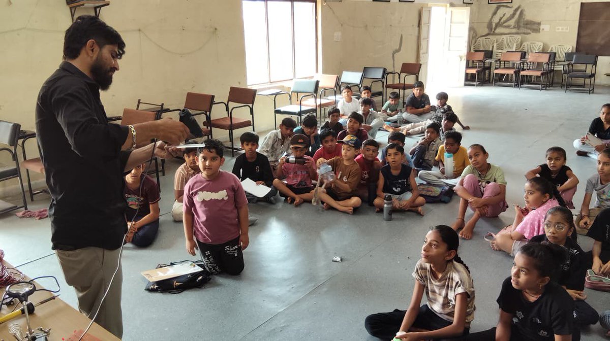 MDhrol's tweet photo. STEM ADVENTURE VACATION CAMP::
Ip lab, dhrol માં સર્કિટ -વાયર જોડાણ કઈ રીતે કરવી? સોલ્ડરિંગ કરતા શીખ્યા, ફ્યુઝ બાંધતા શીખ્યા 
@arjunmodhwadia @EduMinOfGujarat 
@dstGujarat @InfoGujcost @narottamsahoo @dharmesh0506 @MDhrol https://t.co/I6UK016he3