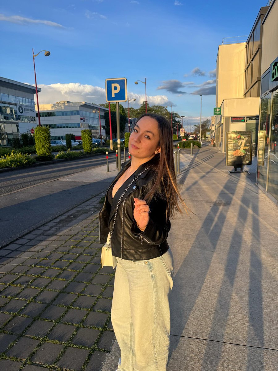 Lola 🦂 tweet media