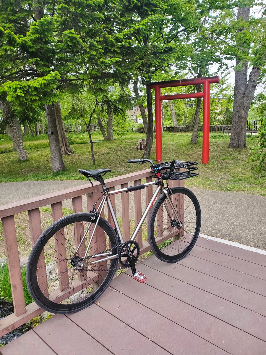 sit48's tweet photo. ピストバイクで千歳をぶらぶら。
雨の気配を感じて逃げ帰ってきた。 https://t.co/Qnjz6KD8PX