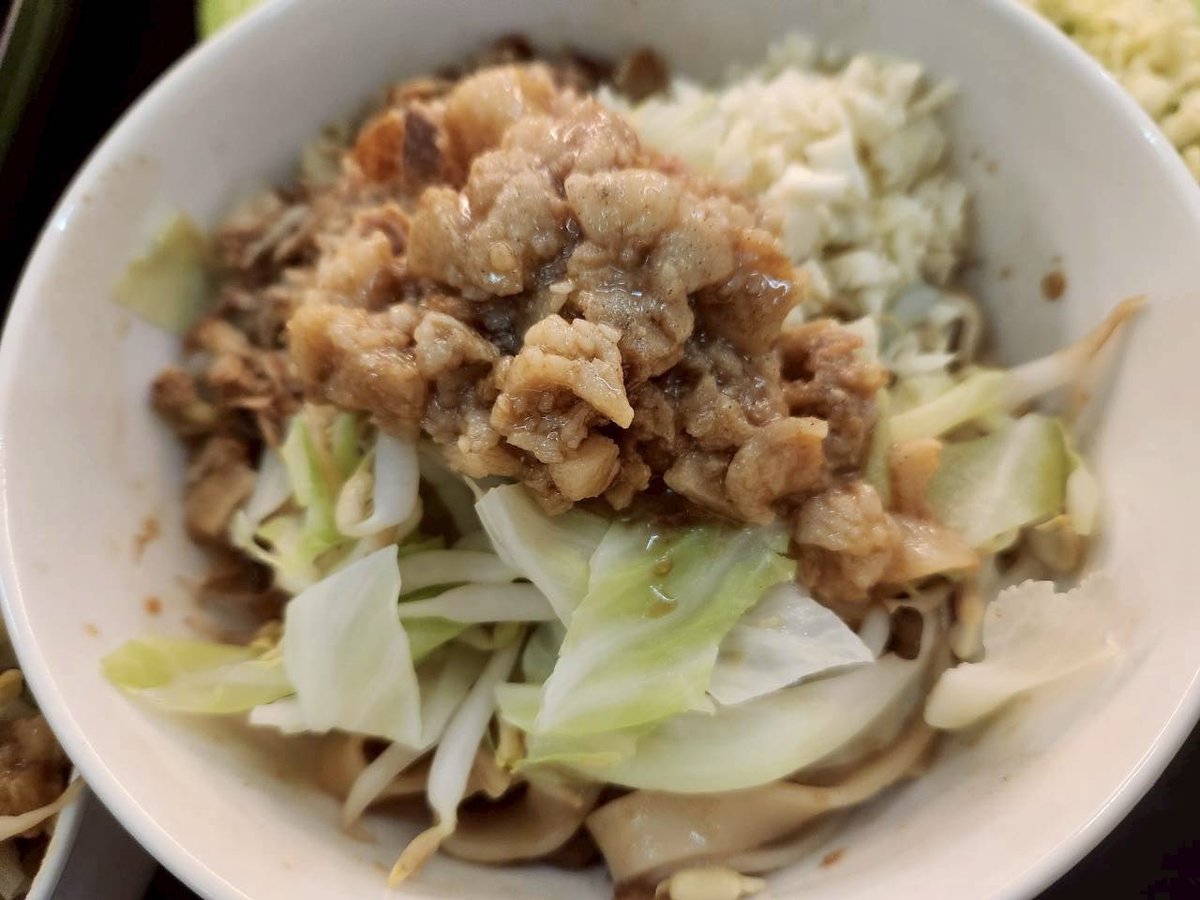 32syacho's tweet photo. こんなこというと飲食関係者��方々に怒られるかもしれませんが…

マレーシアで一番美味しいラーメンを作ってしまいました。

人によって味覚が違うため、何を持って一番と判断するか難しいところですが、ぼくがマレーシアで食べた中では間違いなく一番美味しいラーメンでした。

ちなみに、ラーメン二郎を食べたことはありますか？

ぼくは二郎が大好きで、そこを意識して作りました。

二郎の麺とは違いきしめんみたいなペラペラな感じですが、これが意外にもマッチ。

ツルツル食べられるので、本家をライトにしたイメージかもしれません。

マレーシア人もペラペラ麺に馴染みがあるようなので、現地人にも受け入れてもらえそう。

ぼくが一番好きなのがラーメン二郎関内店でして、”汁なし”が有名。

汁なしを求めて、遠方から関内店に足を運ぶ人が続出。

平日でも1時間待ちの大行列で、とんでもない人気なんです。

そんな汁なしをマレーシアでも提供したいと思っていましたが、驚くことに作れてしまった。

ジロリアンのぼくが認める超本格的な汁なしです。

とはいっても、まだまだ改善点はあるので研究は���けていかないといけない。

おにぎりの失敗を忘れず、最後まで気を抜かずに取り組んで参ります。

お店のオープンはおそらく7月か8月あたり。

美味しいラーメンをご提供させていただくので、楽しみにしていてください。

ぼくは一旦日本に戻りましたが、オープンに合わせてまたマレーシア行きます。

オープンまで進展やトラブルなど発生するかと思うので、引き続き発信させていただきますね。