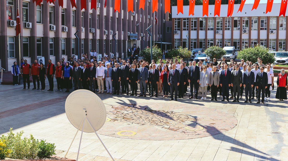 GSBAydin's tweet photo. 19 Mayıs Atatürk’ü Anma, Gençlik ve Spor Bayramı münasebetiyle, Aydın Valiliği Atatürk Anıtı önünde çelenk sunma töreni gerçekleştirildi.

Gazi Mustafa Kemal Atatürk’ün gençliğe emanet ettiği bu anlamlı günde, milli mücadelemizin ilk adımını gurur ve minnetle yad ettik. https://t.co/4HjKWUPb6t