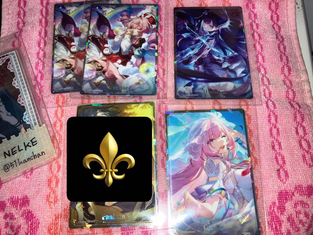 51Kanchan's tweet photo. 【交換】崩壊:スターレイル スタレ スシロー 黄金の一皿 クリアしおり 皿

第2弾
皿:セイレンス、ケリュドラ2､ファイノン､ファイノン(S)
カード:ヒアンシー2
しおり:ヒアンシー､キャス､キャス(S)

求：
皿 アナイクス
カード アナイクス
しおり､ピック モーディス(等身)

✧郵送交換 https://t.co/bxXvQrYCcC