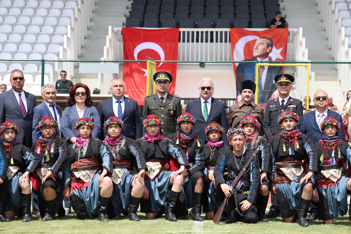 SokeKaymakam's tweet photo. Kaymakamımız Sayın @_AliAkca_ ;
Söke Şehir Stadyumunda, büyük bir coşkuyla gerçekleştirilen, 19 Mayıs Atatürk’ü anma Gençlik ve Spor Bayramı kutlama programına katıldılar. 🇹🇷 🇹🇷 🇹🇷 https://t.co/3QSOqc4ioW