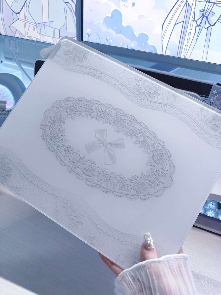 ray_mashiro's tweet photo. 〖White Lacey Glass Mousepad〗
レースとリボンがデザインされたシンプルながらかわいいガラスマウスパッド🤍.⋆𝜗𝜚
サイズ展開はミニサイズから大型のサイズまであって奥行きが少ないデスクでもしっかり使えて嬉しい💭
提供:Clustrs様(@ClustrsOfficial )
動画はこちらから💭↓
#PR #desksetup https://t.co/1RcB4ViE8K