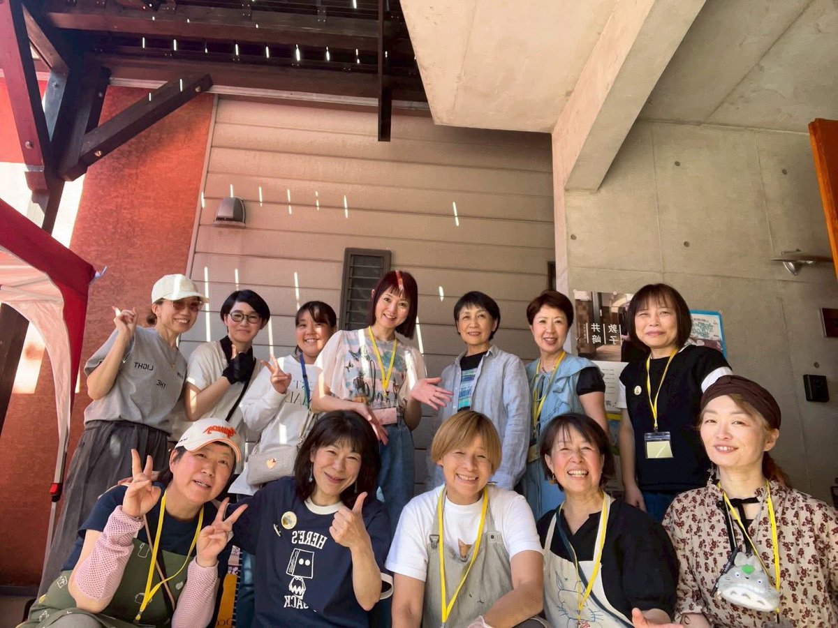____Usa's tweet photo. 【5/17京都チャリティーバザーのお礼】

17日(日)京都は日中30度を超す暑さでした💦
空は真っ青で、暑くてもとても気持ちの良い日でした。
主催の田中真理子さんは、災害時のペット同室避難所を、京都に実現させるために立ち上げた「チームぽん太」の代表をされています。
何年も前から、私たちチームうーにゃんの活動を、ずっと応援してくださっています。
チャリティーバザーには、たくさんの出展者の方、たくさんのお客さんがいらっしゃいました。
バザーの売り上げ、74872円を、チームうーにゃんにご寄付くださいました。
本当にありがとうございます。
チームうーにゃんは、飼い主のいない動物たちのホスピス施設を現在作っているところです。
重い病気を抱えた動物たちを保護しています。
この子たちのために、大切に使わせていただきたいと思います。

本当にありがとうございました。
