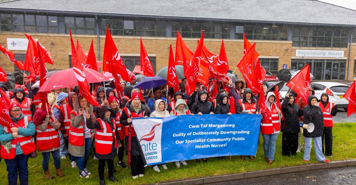 UniteSharon's tweet photo. On the picket line this morning with health visitors in Wales, working for @CwmTafMorgannwg, who are fighting for pay.    

We meet government next week.   

Solidarity ✊

#Wales https://t.co/1DpzamLWCg