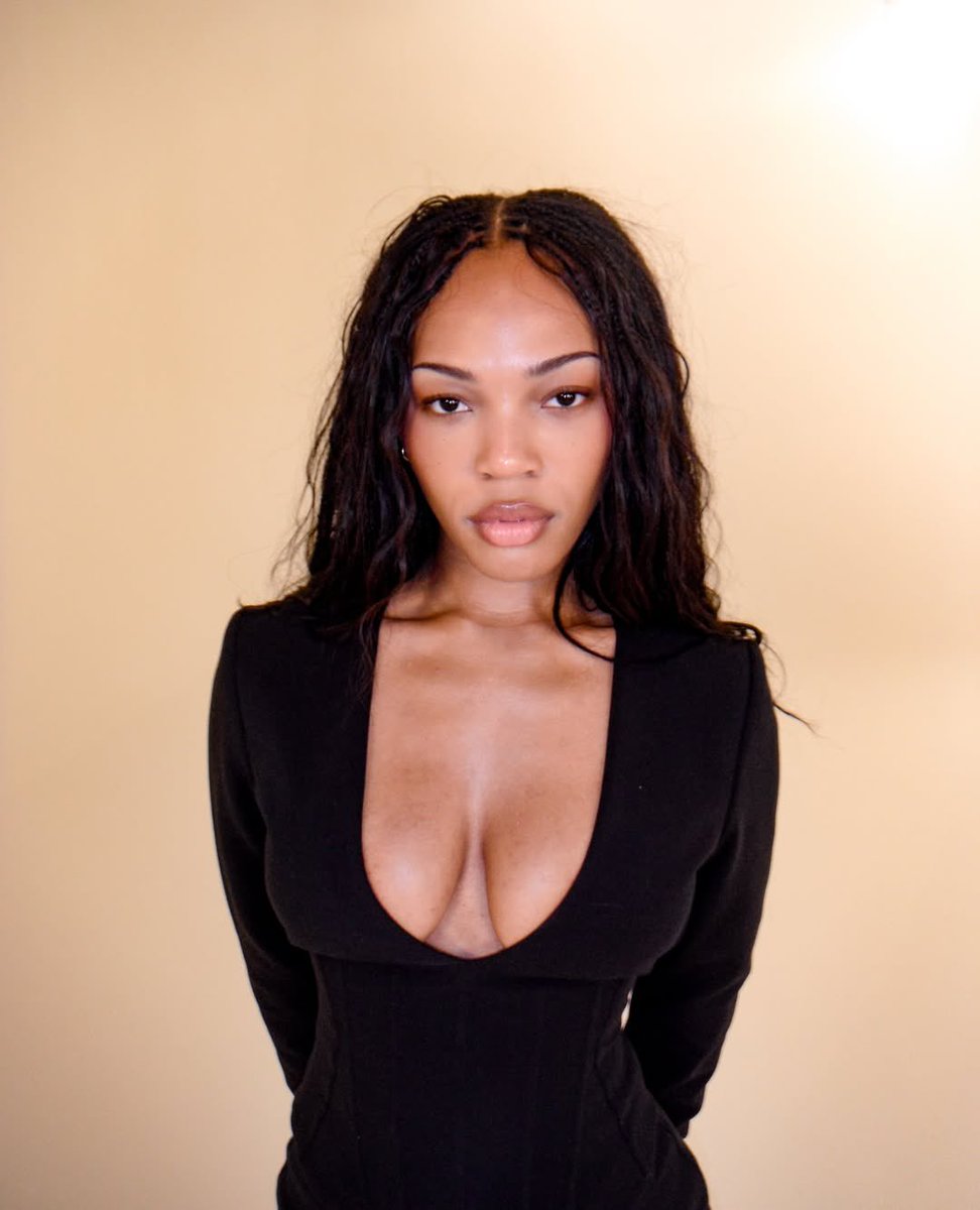 TheRoseNG's tweet photo. Quenlin Blackwell looks stunning in new pictures😍 https://t.co/olAipEcBMs