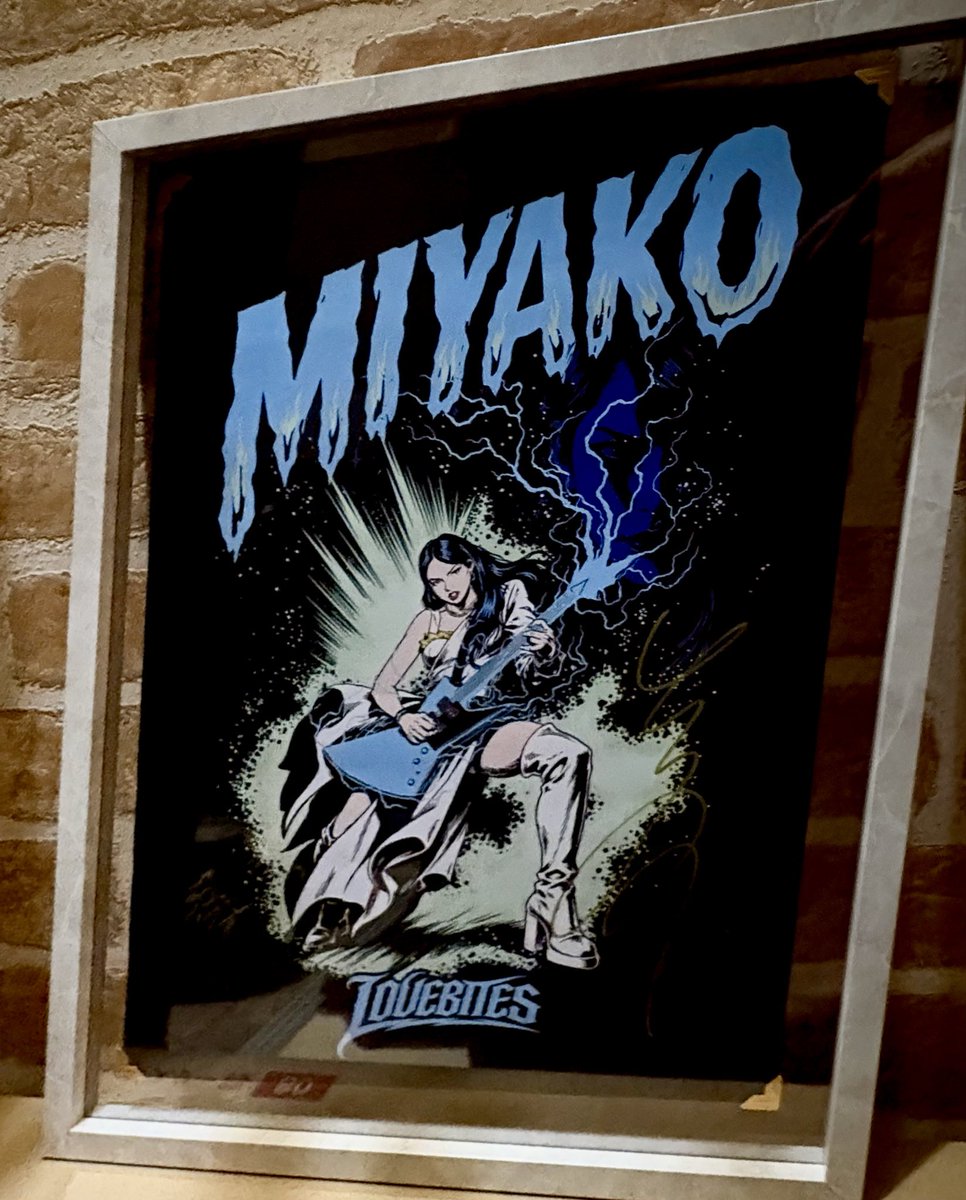 MiyakoさんのBirthday Tのポスターをダイソーの2枚のアクリル板で挟む