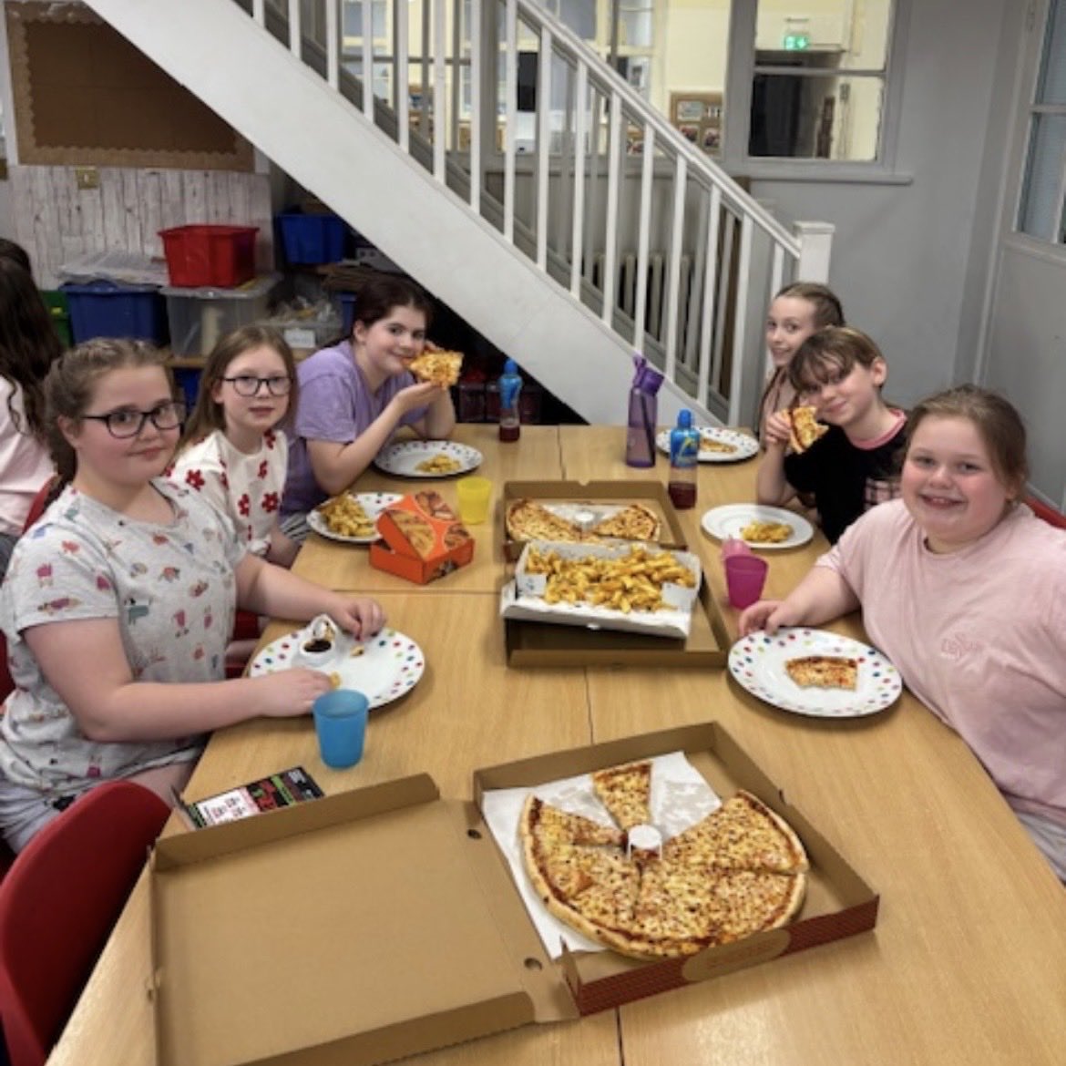 luckwellprimary's tweet photo. On Friday evening, to celebrate the end of SATs week, our Year 6 children enjoyed a special sleepover at school! They played games, watched a movie, ate pizza and enjoyed lots of delicious treats together.⭐️ #Luckwell @ExcaliburAT 🫶 https://t.co/3KeopzVxhy