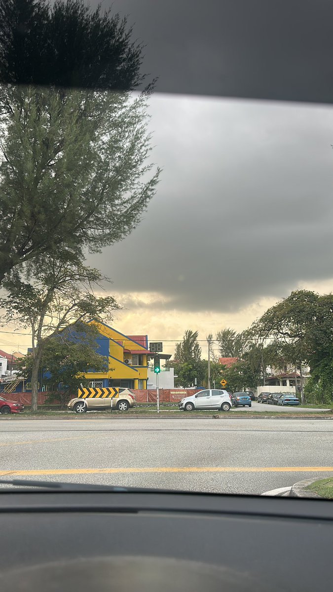 Jamesg8z's tweet photo. It’s raining day 😶‍🌫️ https://t.co/LM6fkj2PeG
