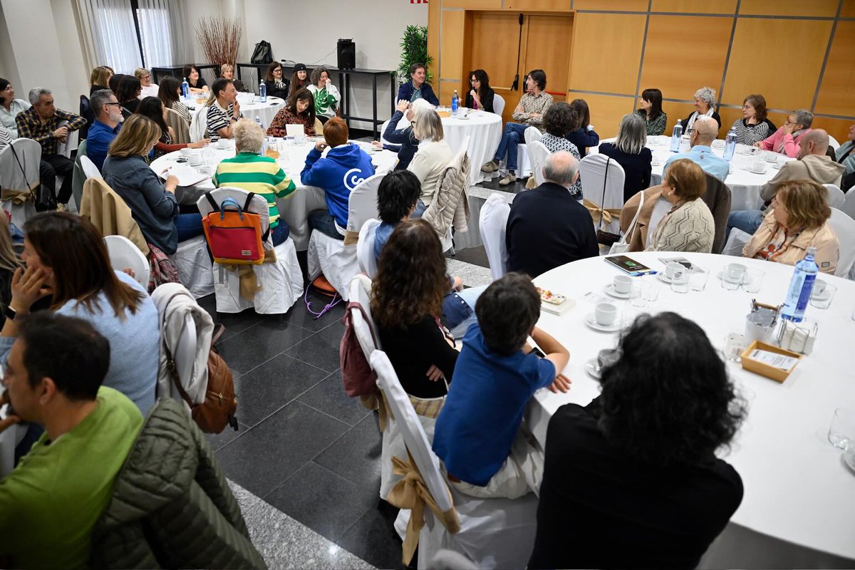 CrisConsuegra's tweet photo. Cuando se sabe de la importancia de la cultura de proximidad suceden cosas como @Barbitaniafest, donde sus ciudadanos lectores abarrotan calles y plazas y librerías. Pasear por Barbastro es pasear por la casa de la literatura. Gracias por tanto cariño y cuidado. ¡Viva Barbitania! https://t.co/DfoOrLk7ob