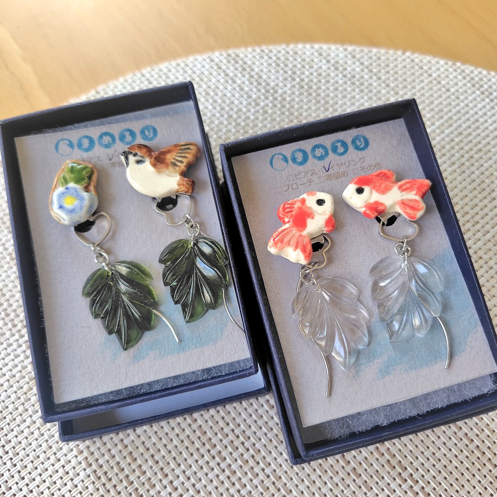 新作のイヤリング、ピアス チビすずめと青い花 チビ金魚ペア よろしく
