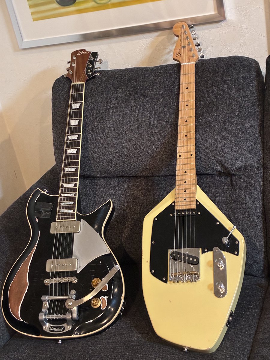 ZERO_LAB_0's tweet photo. ←大学1回生  /  高校2年生→
の時に自作したギター。
好きなギタリストがもろに出てる。 https://t.co/Q5wh64EQPP